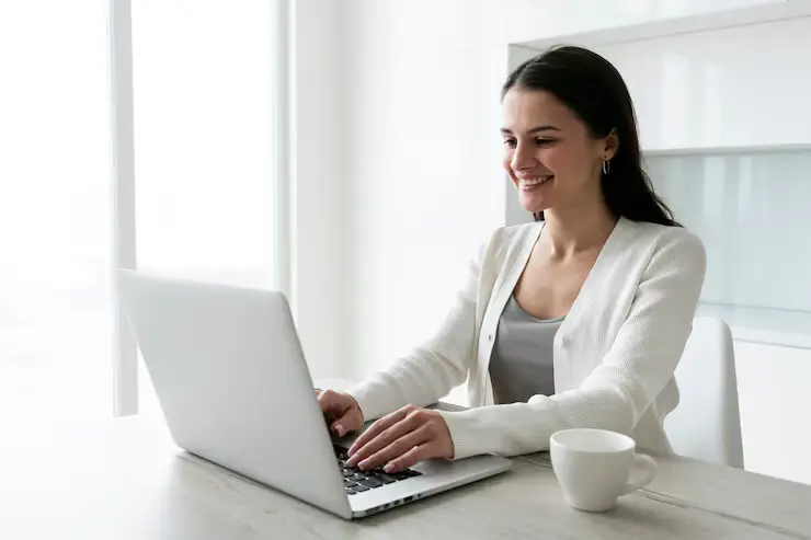 Colaboradora respondiendo una evaluación de competencias en su laptop