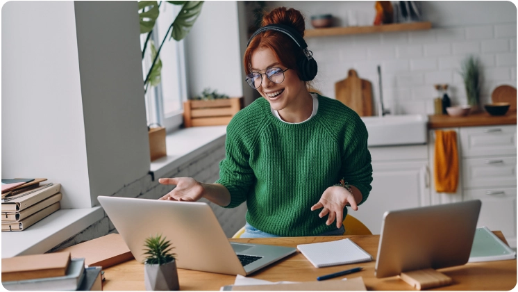 Colaboradora en teletrabajo durante una videollamada con su equipo